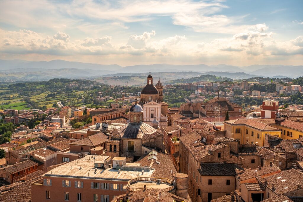 Artisanal Looms & Intertwined Threads: A Guide to the Weaving Tradition of Macerata 1 Artisanal Looms & Intertwined Threads: A Guide to the Weaving Tradition of Macerata -