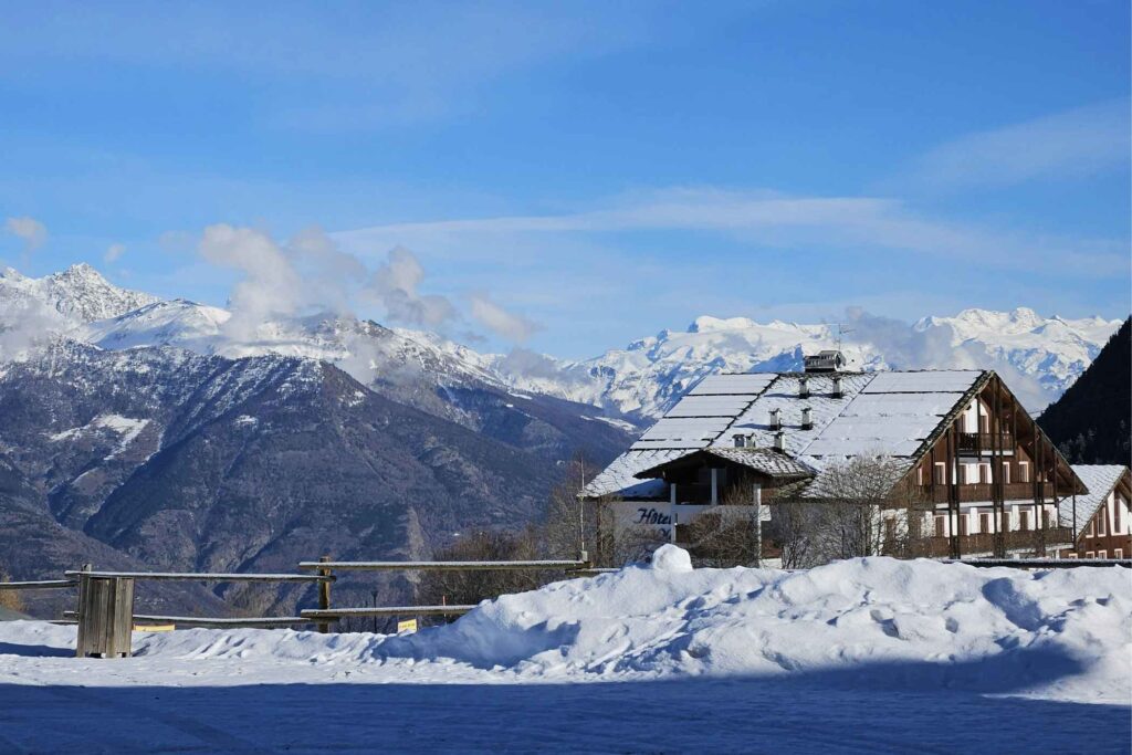 Living History in the Traditional Rascards of Val d'Ayas 1 Living History in the Traditional Rascards of Val d'Ayas -