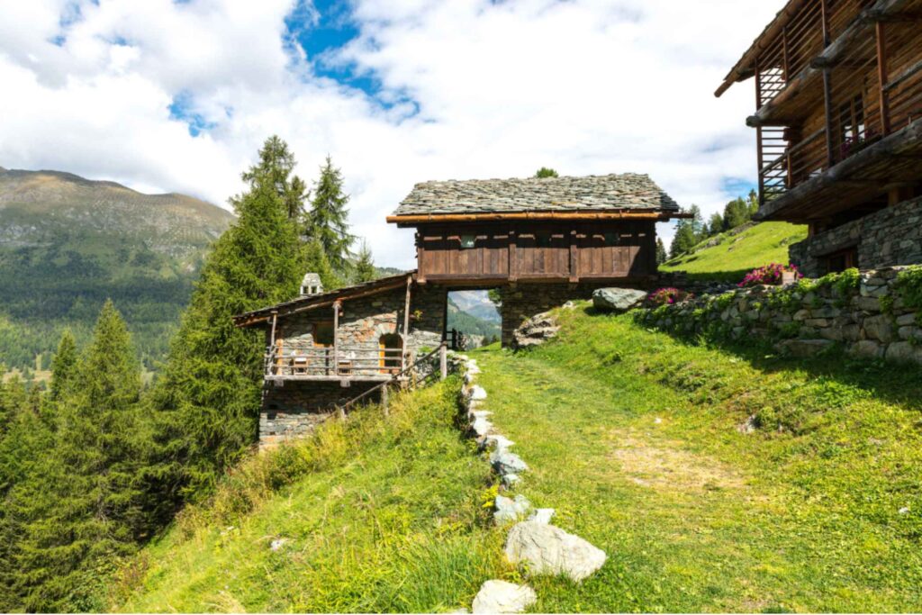 Living History in the Traditional Rascards of Val d'Ayas 2 Living History in the Traditional Rascards of Val d'Ayas -